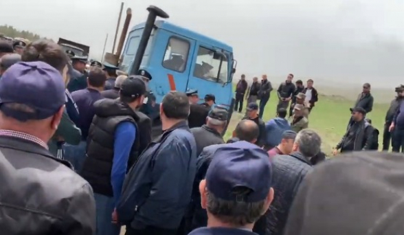 «Никол – турецкий пес»: местные жители перекрыли дорогу Мартуни-Гавар (видео)